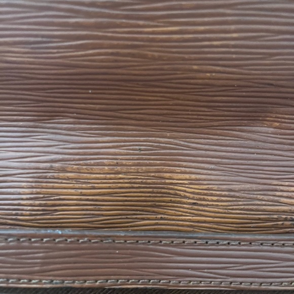 Louis Vuitton - Picture 8 of 12